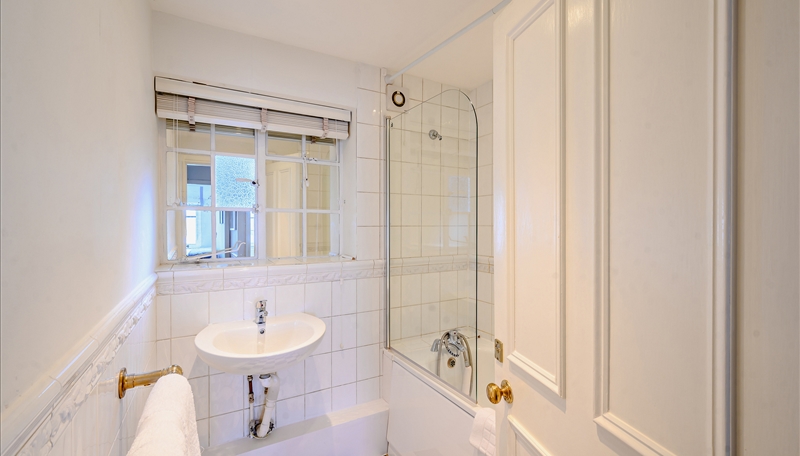 Spacious 2-Bedroom Apartment For Rent in Pelham Court, Chelsea Prime London SW3