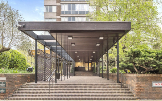 Modern 2-Bed Apartment for Sale in Quadrangle Tower, Steps from Hyde Park