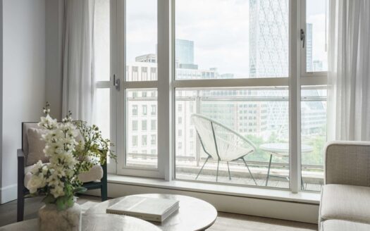 Luxury 2-Bedroom Waterfront Apartment with Canary Wharf Views