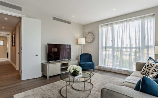 Luxury 2-Bedroom Waterfront Apartment with Canary Wharf Views