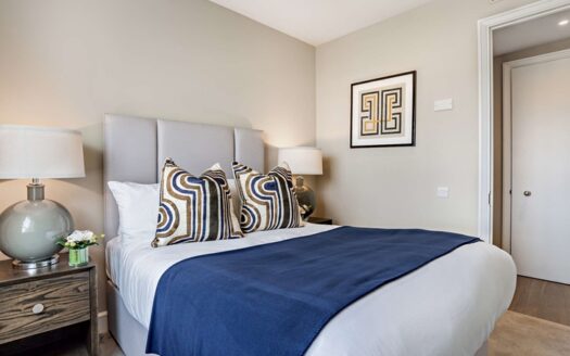Luxury 2-Bedroom Riverside Apartment with Skyline Views
