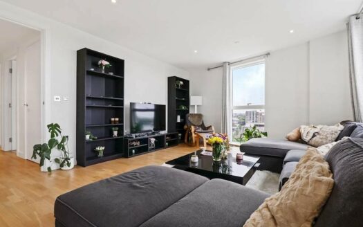 Luxury 3-Bed High-Floor Apartment with Panoramic Views, Balcony & Parking – London TW8
