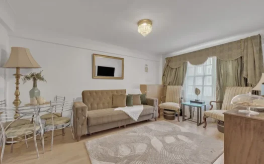 Luxurious 1-Bedroom Apartment in Iconic Park West