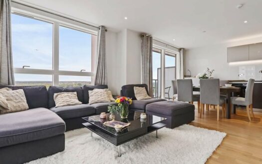32 Flat 3-Bed High-Floor Apartment with Panoramic Views, Balcony & Parking – London TW8